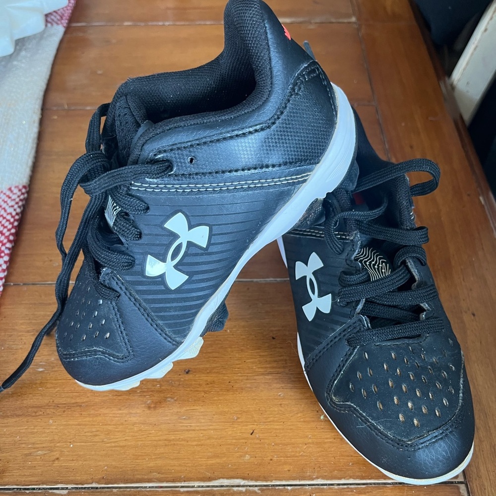 Under Armour Kids Black Athletic cleats